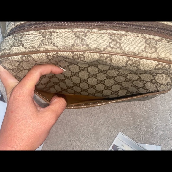Vintage, used, Gucci crossbody. Pocket in front and zipper closure - Picture 6 of 8